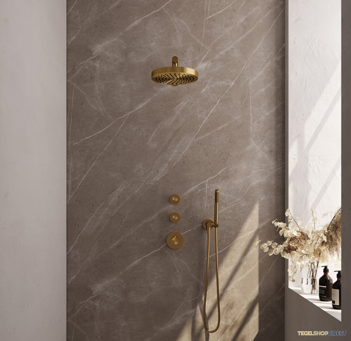 Brauer Stripe thermostatische inbouw regendouche SET 01 met 25 cm douchekop en rechte muurarm en staaf handdouche en doucheslang en wandaansluitbocht goud geborsteld PVD