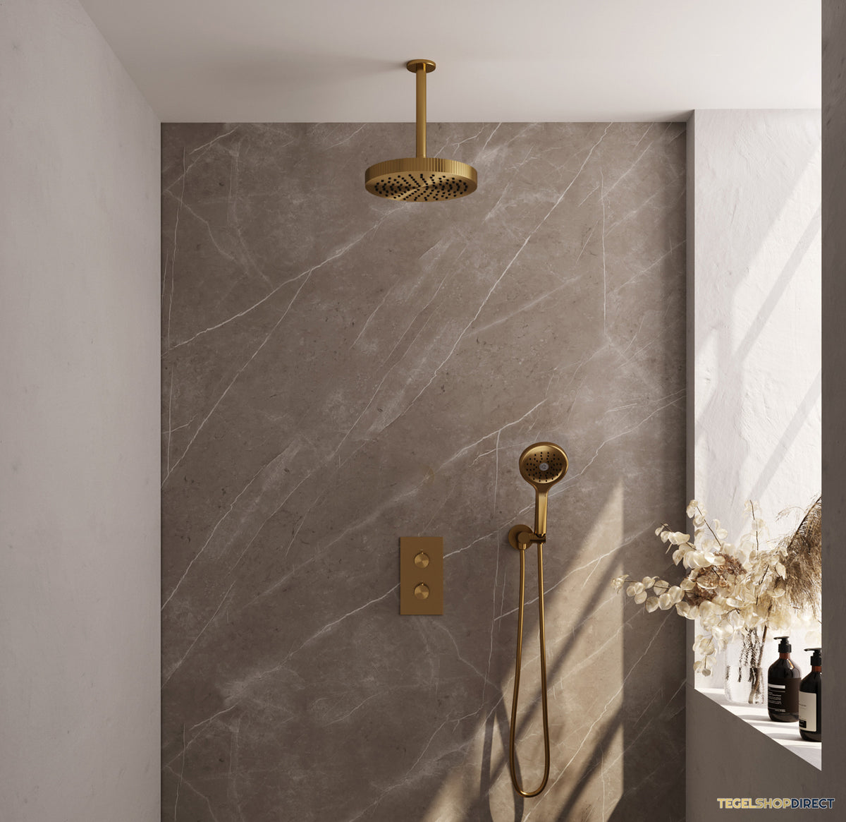 Brauer Stripe thermostatische inbouw regendouche 3-weg rechthoekig SET 18 met 25 cm douchekop en plafondarm en 3-standen handdouche en doucheslang en wandaansluitbocht goud geborsteld PVD
