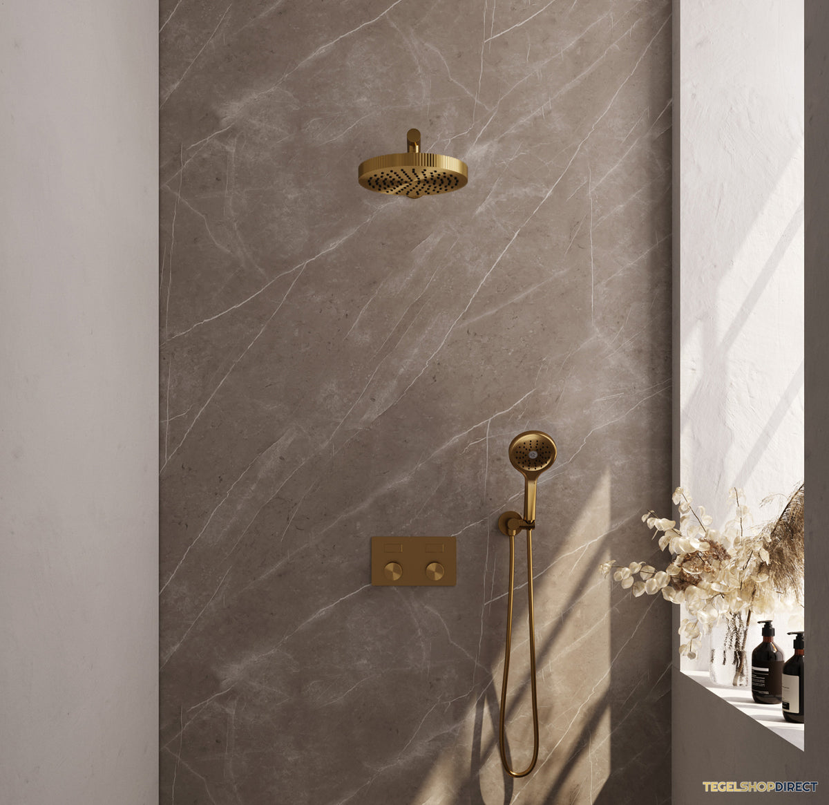 Brauer Stripe thermostatische inbouw regendouche met drukknoppen SET 28 met 25 cm douchekop en rechte muurarm en 3-standen handdouche en doucheslang en wandaansluitbocht goud geborsteld PVD