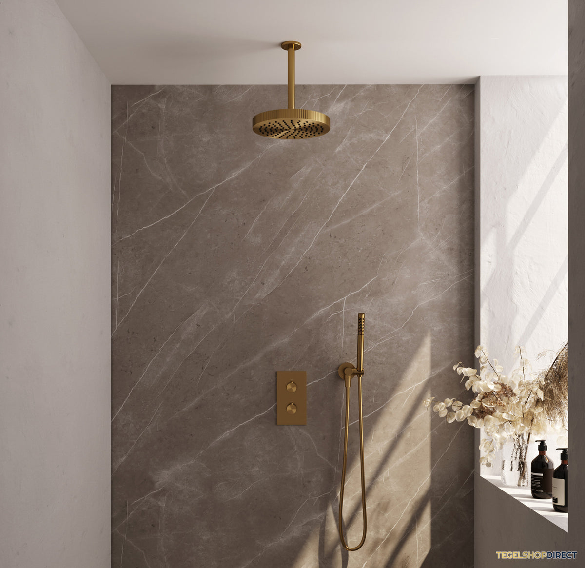 Brauer Stripe thermostatische inbouw regendouche 3-weg rechthoekig SET 15 met 25 cm douchekop en plafondarm en staaf handdouche en doucheslang en wandaansluitbocht goud geborsteld PVD