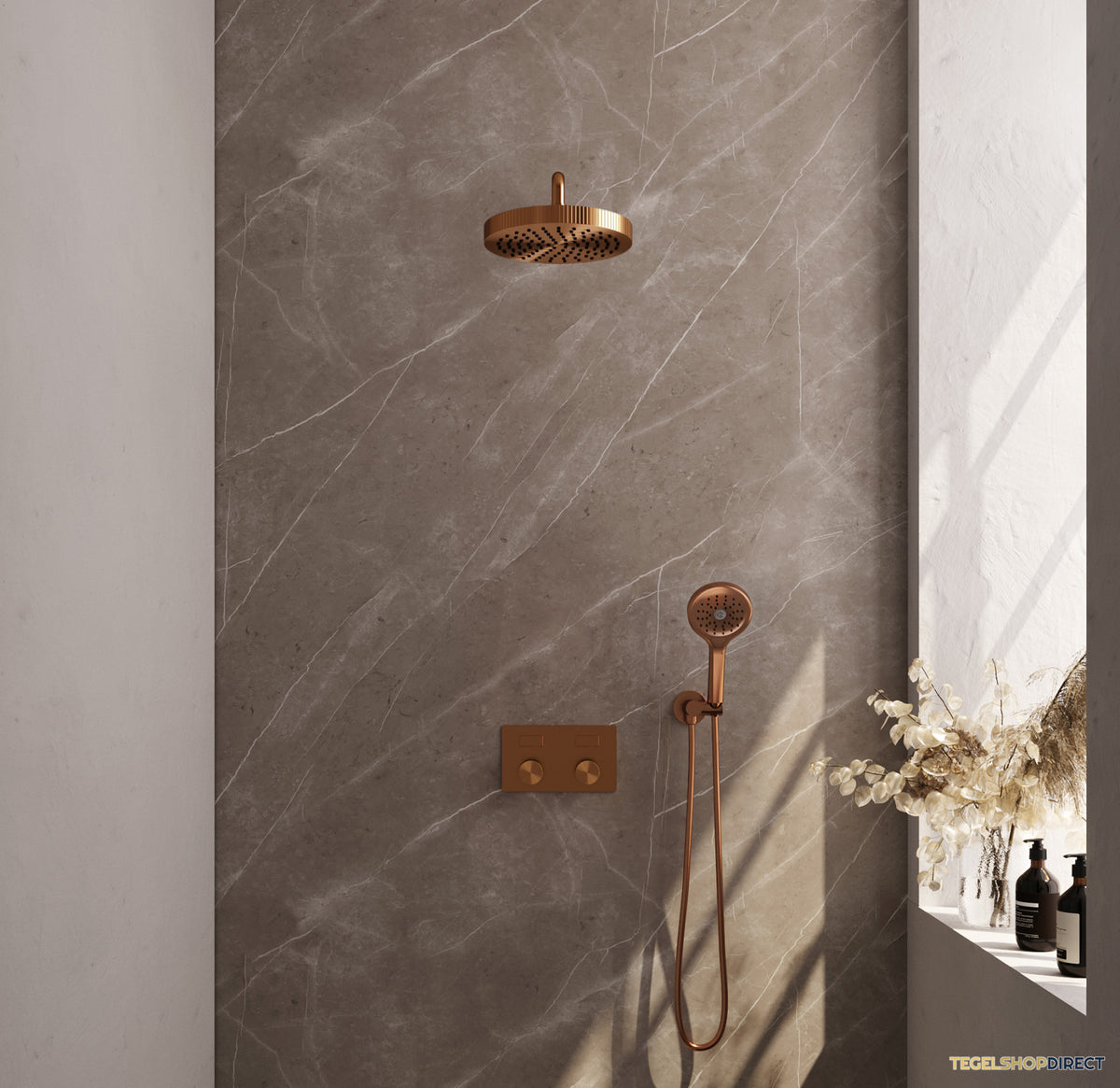 Brauer Stripe thermostatische inbouw regendouche met drukknoppen SET 29 met 25 cm douchekop en gebogen muurarm en 3-standen handdouche en doucheslang en wandaansluitbocht koper geborsteld PVD