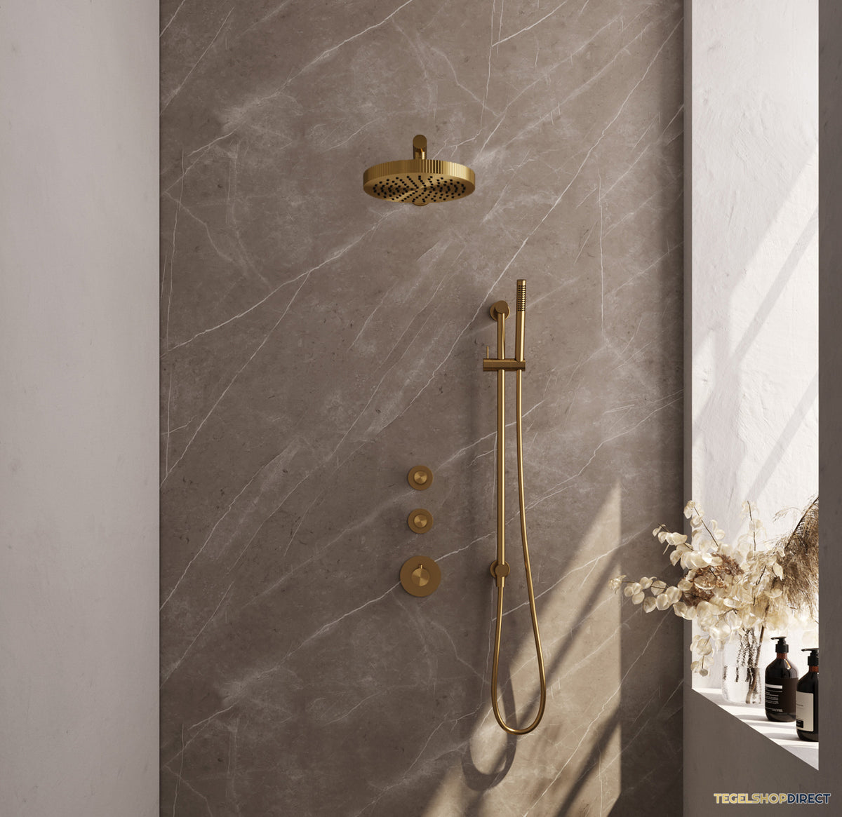 Brauer Stripe thermostatische inbouw regendouche SET 07 met 25 cm douchekop en rechte muurarm en staaf handdouche en doucheslang en geintegreerde glijstang goud geborsteld PVD