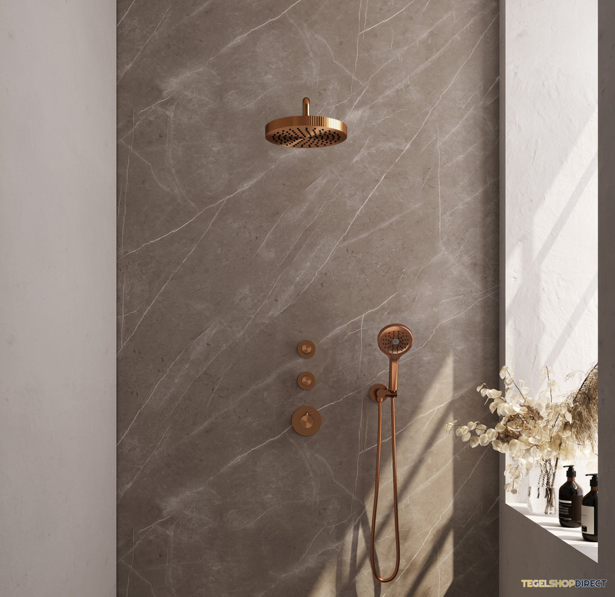 Brauer Stripe thermostatische inbouw regendouche SET 05 met 25 cm douchekop en gebogen muurarm en 3-standen handdouche en doucheslang en wandaansluitbocht koper geborsteld PVD